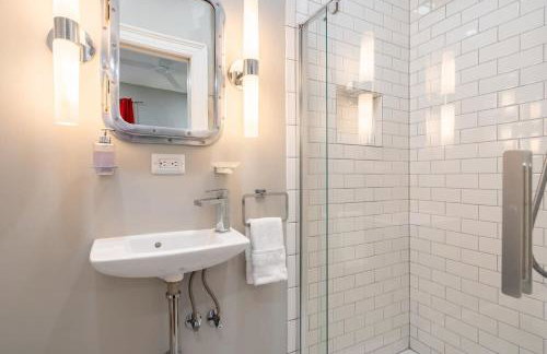 Mid-Century Marvel Steps from Restaurants Bars and Markets 3BR & 2BA - Foto 28