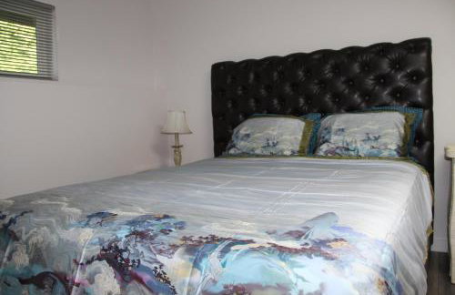 Roomy 2 bedroom 1 bath with private entrance, with fenced yard, and sports court - Foto 12