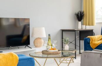 Beautiful Orpington Home w Pool Table and Driveway - Photo 40