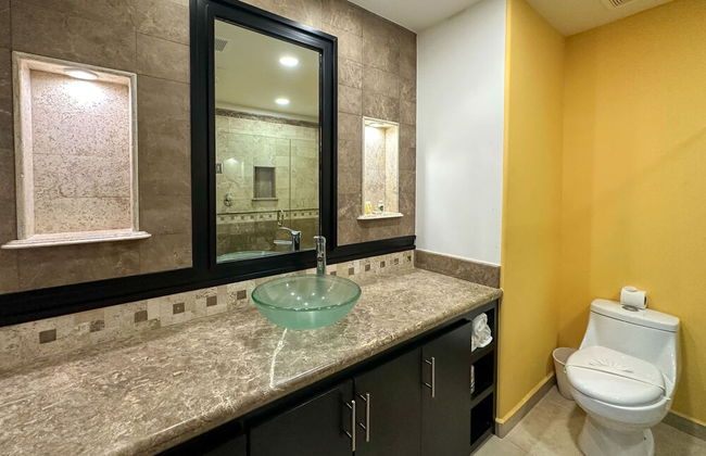 Poolside Family Retreat 2BR Condo - Foto 30