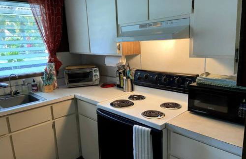 THE HILO HOMEBASE - Charming 3 Bedroom Hilo Home, with AC! - Foto 15