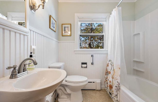 Bayview Beach Cottage For 4! - Photo 31