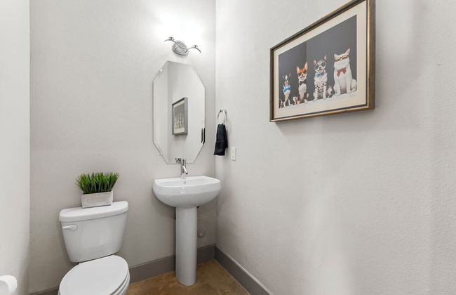 Chic & Homey 3BR Close to Downtown - Photo 15