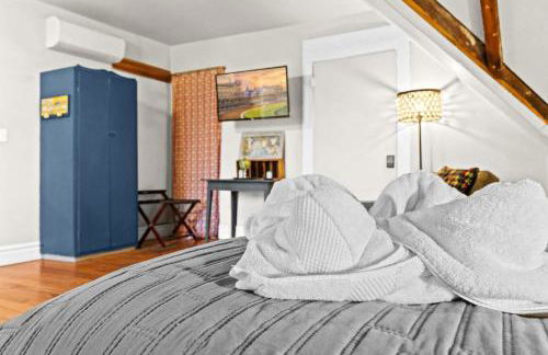 Cozy Top-Floor Retreat in the Heart of Louisville - Photo 43