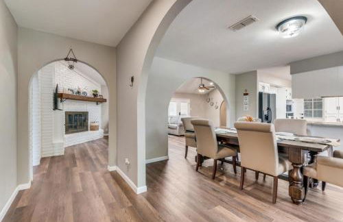 Farmhouse With Amazing Pool at Wester Hills Temple - Photo 12