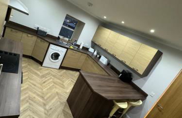 Spacious 2BR Apartment - Sleeps 4 - Parking & Pets - Coast Serviced Apartments - Enquire for Trade & Long stays - Photo 7