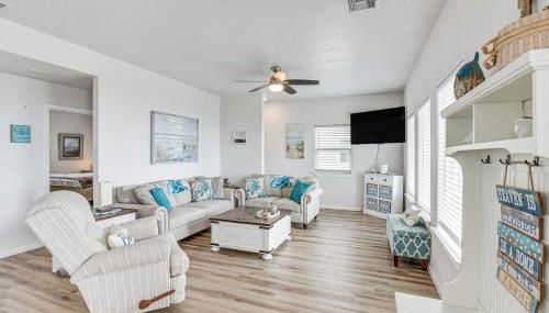 2 Decks, Patio and Views Beachfront Texas Retreat - Photo 3