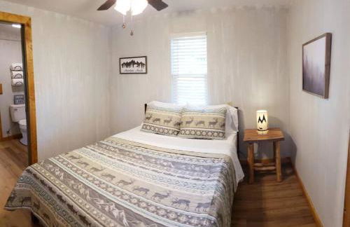 Lakeside Retreat - Romantic Cabin - Resort Pool, Dock, Fire Pit! - Foto 14