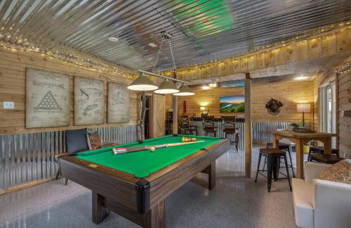 Trailblazer Lodge - Upscale, hot tub, trail, game room, wifi, fire pit, bar, pool table, king bed, view, pet friendly - Photo 56