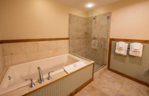 Two Bedroom Condo with a Balcony in Mountaineer Square condo - Foto 18