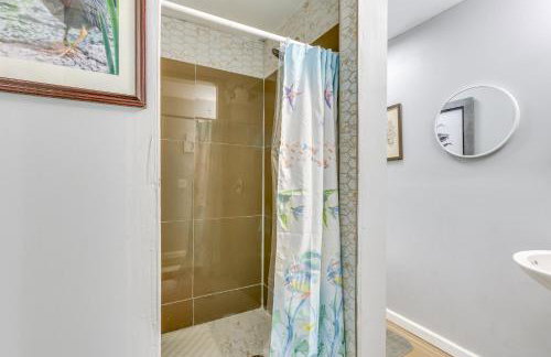 Beachy Home in Heart of Beaufort with Pool Access - Foto 13