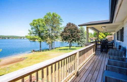5BR Lakefront Getaway with hot tub - Foto 23