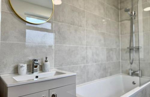 Modern 3 Bedroom Home - Free Driveway Parking - 6 Guests - Upstairs Bathroom and Downstairs WC - Foto 14