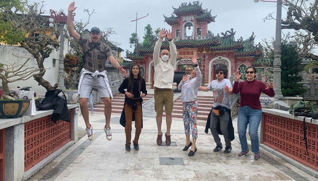 Momento foto junto al templo Quang Dong