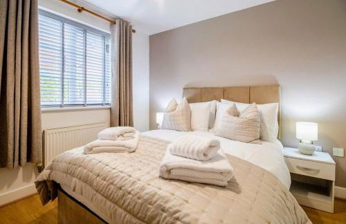 Clover Apartment - Sleeps 5 - Free Parking, Self-Check-In, Fast Wifi and Sky TV by Yoko Property - Photo 2