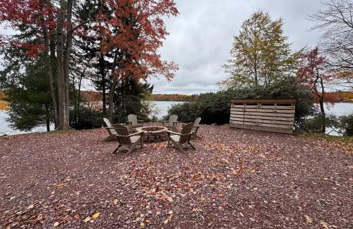 Lakefront Cabin with Hot Tub, Views & Fireplace - Foto 38