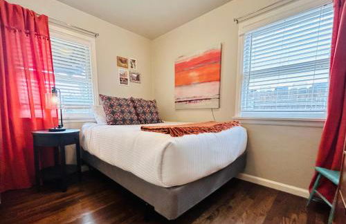 Celebration Chalet! Quant, cozy, a few blocks from BSU and close to downtown Boise, Fireplace, 4 beds, and seating for 6 Pets Welcome! - Photo 14