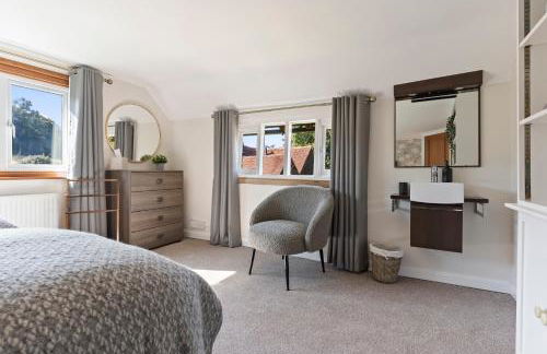 Stunning Countryside Home in Surrey by 53 Degrees Property, Ideal for Family Getaways, Private Tennis Court! - Foto 52