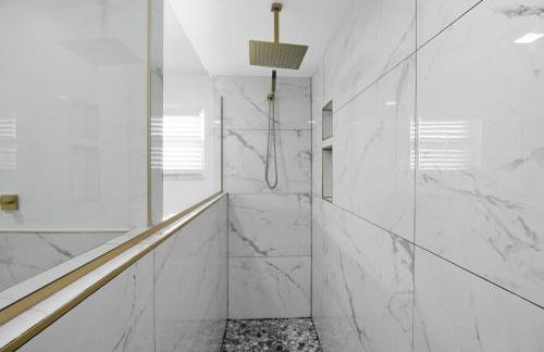 Chic & modern canal-front retreat with private pool - Azure Tides - Photo 34