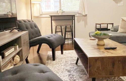 Studio Townhouse in Uptown King Bed-Wi-Fi-Full Kitchen- Washer & Dryer - Foto 1