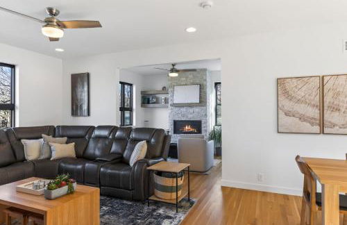 4BR Home with 4 Private Bathrooms 20 Min from Airport - Foto 18