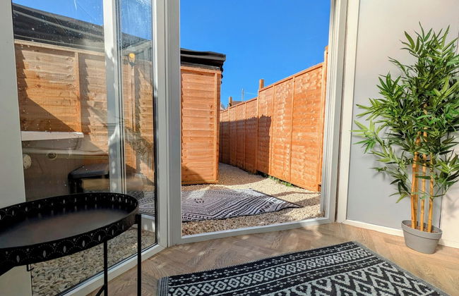 1-bed Retreat - Hot Tub, Private Garden & Bbq - Foto 9