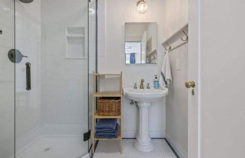 2 bed, 2 bath, historic beauty, walk downtown - Foto 50