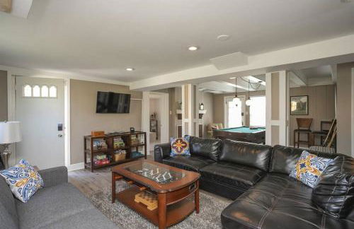 Golf Views, Porch Vibes, 3mi to Broadway! - Foto 7