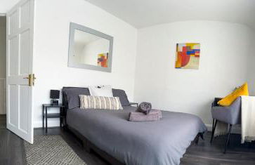 Modern four bedroom semi-detached house with off street parking 8 min drive to Wembley stadium, 5 miles to Central London - Foto 12