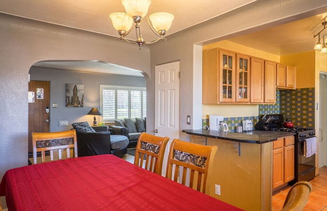 The Retro Escape City Park Hot Tub & Movie Theater - Foto 8