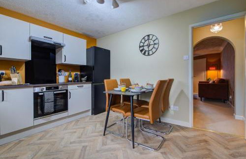 Central 3-Bedroom House Sleeps 5 with Parking - Foto 21