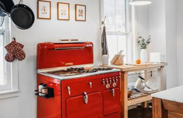 The Swiss Hill Farmhouse - 5 Bedrooms w Hot Tub - Foto 17