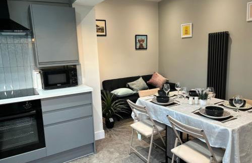 3 Bedroom home, with 4 beds, parking, walk to station & town centre families and business visitors welcome - Foto 24