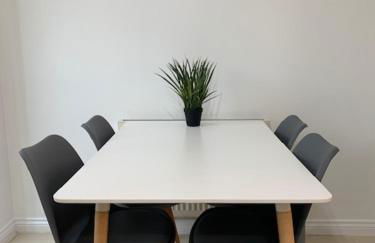 Spacious and central 4-bedroom house with parking - Foto 7