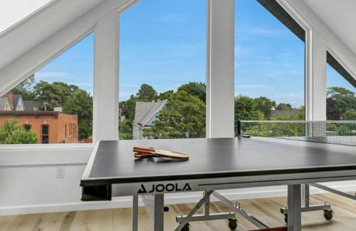 Stylish And Roomy Full House Dtwn - Photo 35