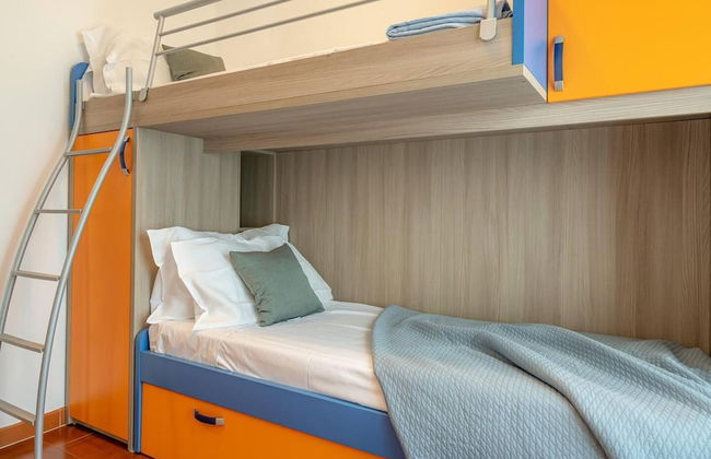 Charming 4-bed Apartment -lake Views & Balconies - Foto 8