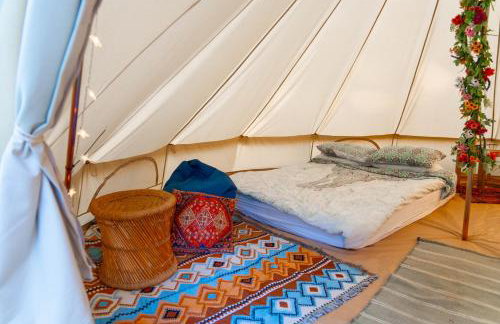 Wood Cabin & 4 Large Bell Tents - Hapus Hideaway - Foto 44