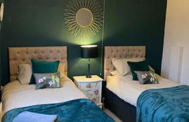 Crescent Cottage, sleeps 8, pet friendly - Photo 39