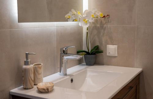 Sun and Sea Apartment - Beachfront, 2 Bedrooms with Sea View & Garden - Photo 33