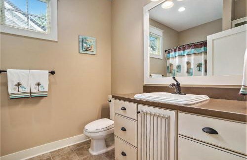 Lake front condo with pool access walking distance to downtown Saugatuck - Foto 27