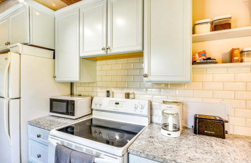 Cozy Cottage with Deck Walk to Lake of the Ozarks! - Foto 10