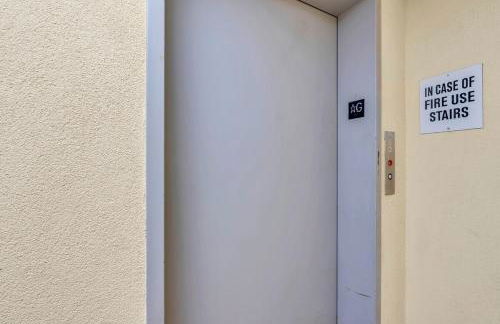 Rooftop Townhouse with 360 Views and Free Parking - Foto 13