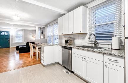 Homey Lodge - Cozy home / Walk to Revolution Mill / Near Downtown / Perfect for groups and family / Free parking - Foto 32