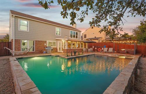 5BR w Backyard Paradise Pool Cinema Games - Foto 1