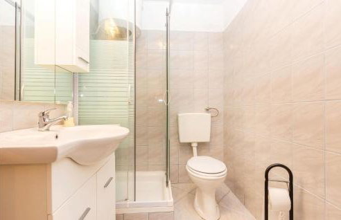 Gorgeous Apartment In Bakar With Wifi - Photo 10