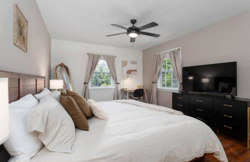 Exclusive Lux Home Near Town • Game Rm • Gym • 4BR - Photo 27