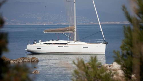 Sleep aboard a modern sailboat in Oeiras - Foto 1