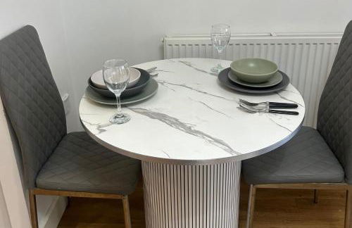 Central 1-Bed Apt for 4 Near Transport & Shops - Foto 17