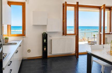 Terrazzo Panoramico Fronte Mare Zamponi - Foto 16