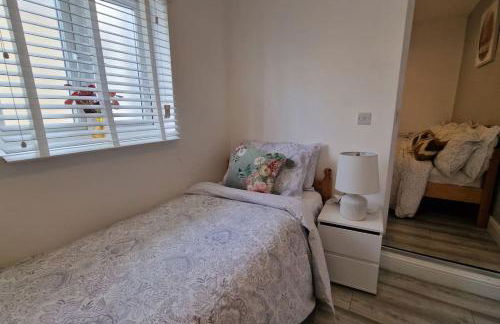 Stunning, clean, free parking home, ideal long stays - Foto 20